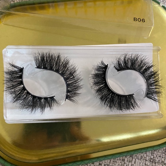 Lashes - Picture 7 of 8